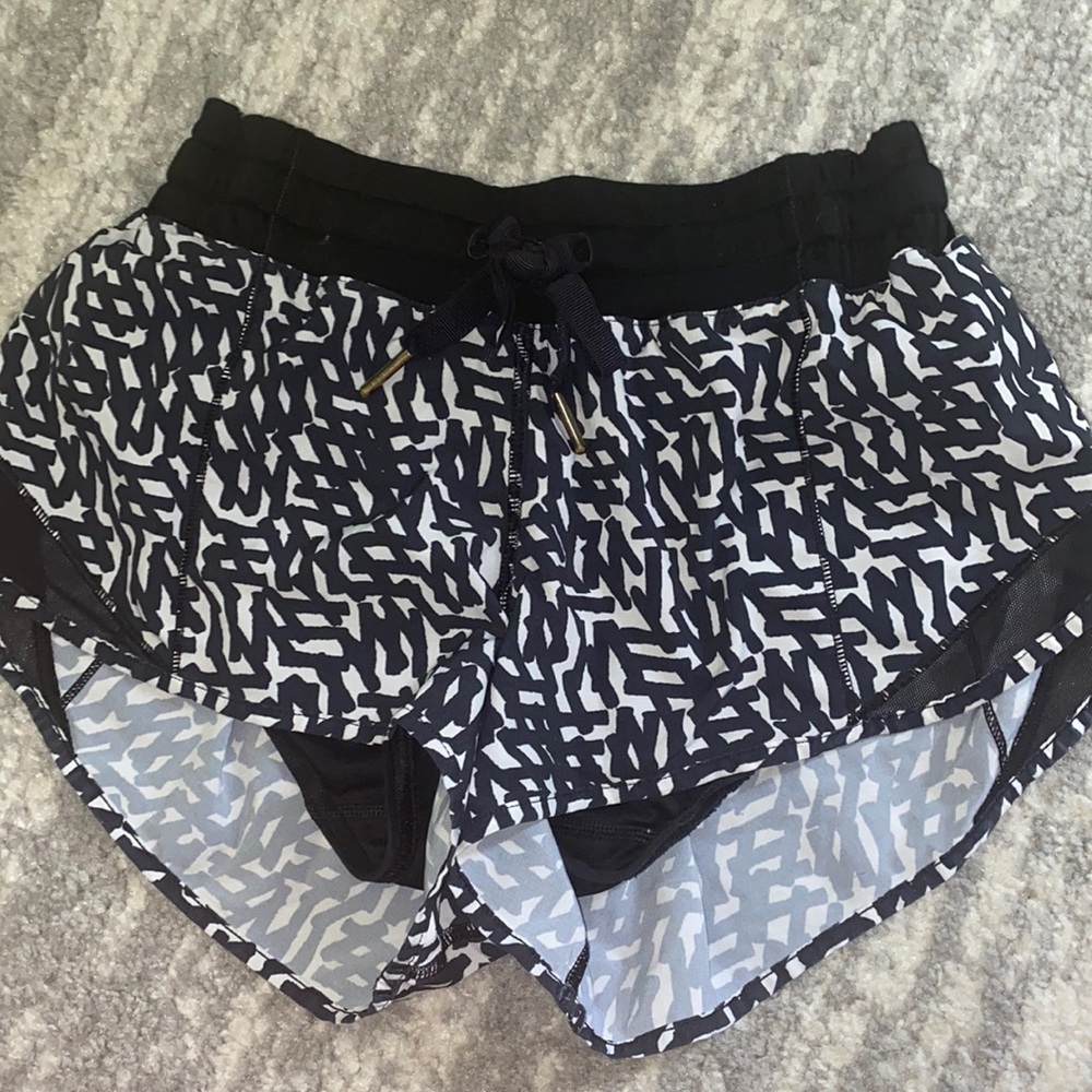 LULULEMON hotty hot shorts black/white pattern